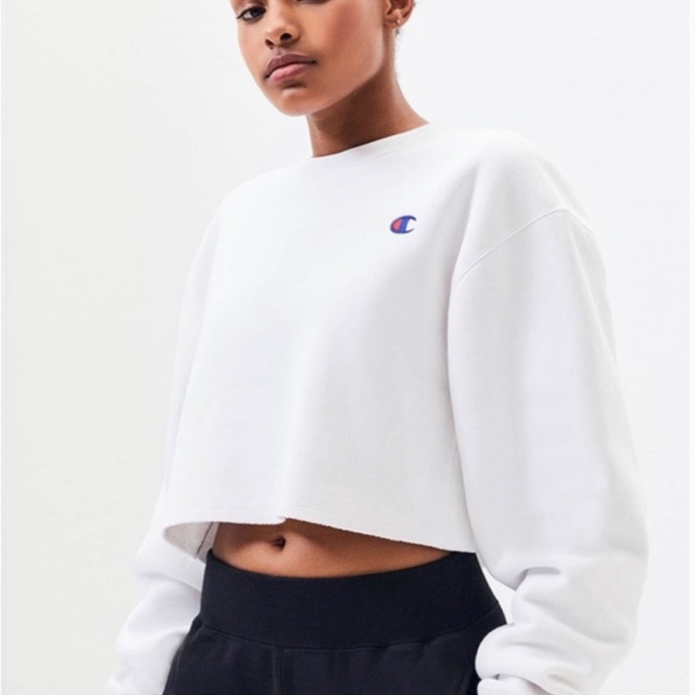 White champion reverse weave crew neck cropped sweatshirt.
